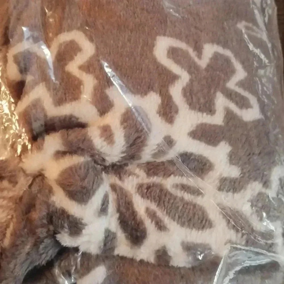 50×80 ..NWT Snowball blanket.. - Picture 2 of 3